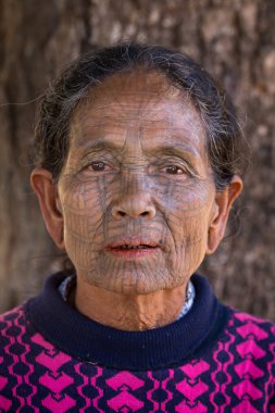 Portre dövme kabile çene kadın. Mrauk U, Myanmar