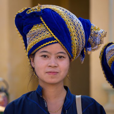 Ulusal kostüm Birmanya kadın portre. Bagan, Myanmar