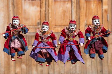Kukla Myanmar geleneği bebek dize