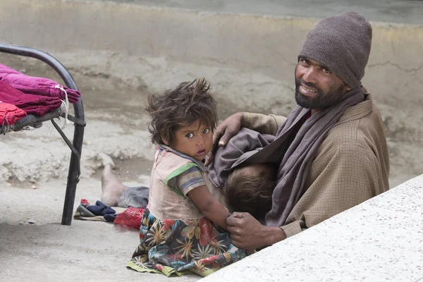 Pobre família indiana de mendigos na rua em Ladakh. Índia — Fotografia de Stock