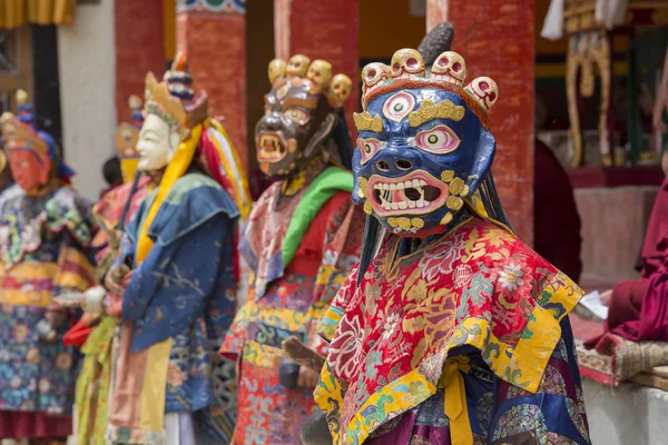 Tibetan lama dressed in mask dancing Tsam mystery dance on Buddhist festival at Hemis Gompa. Ladakh, North India — Stock Photo, Image