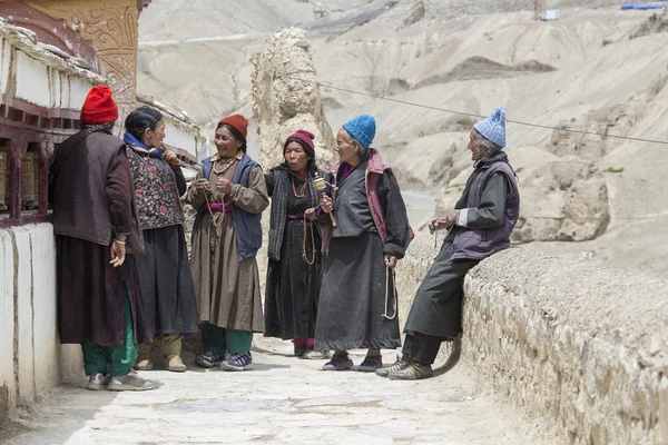 Tybetański stare kobiety podczas mistycznych maski taneczne Tsam tajemnicy tańca w czasie festiwalu Yuru Kabgyat buddyjskich w północnych Indiach Lamayuru Gompa, Ladakh, — Zdjęcie stockowe