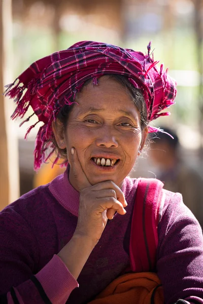 Portrét stařena na tváři úsměv. Inle lake, Myanmar — Stock fotografie