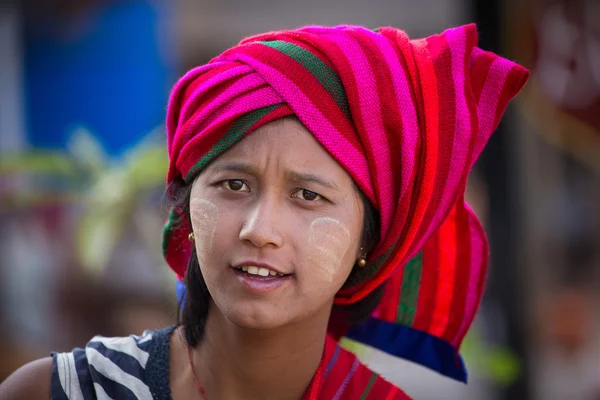 Portre thanaka gülümseme yüzünde genç kızla. Inle Gölü, Myanmar — Stok fotoğraf