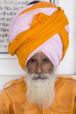 Amritsar, Pencap, Hindistan altın tapınağı ziyaret Sih adam.