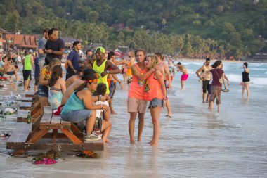 Çocuklar ve kız adası Koh Phangan dolunay partiye katılmak. Tayland