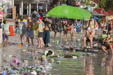 Çocuklar ve kız adası Koh Phangan dolunay partiye katılmak. Tayland