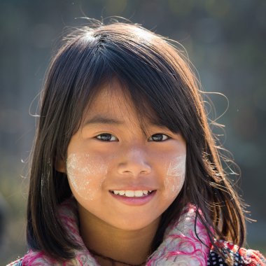 Portre thanaka gülümseme yüzünde genç kızla. Inle Gölü, Myanmar