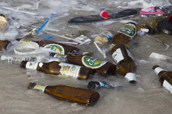 Consecuencias de la contaminación del agua del mar en la playa después de la fiesta de luna llena en Tailandia. De cerca. —  Fotos de Stock