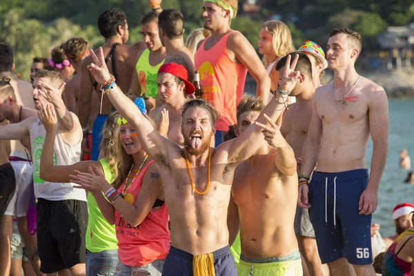 Jungs und Mädchen nehmen an der Vollmondparty auf der Insel Koh Phangan teil. Thailand — Stockfoto