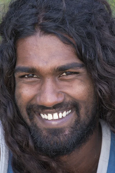 Kamera için gülümseyen genç siyah adam portresi. Sri Lanka — Stok fotoğraf