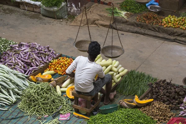 Los vendedores ambulantes en el mercado venden frutas y verduras frescas. Sri Lanka — Foto de Stock