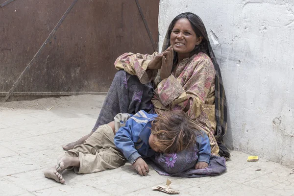Poor Indian beggar family on street in Ladakh. India — Stock Photo, Image