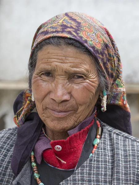 Leh, Ladakh sokakta portre yaşlı kadın. Hindistan — Stok fotoğraf