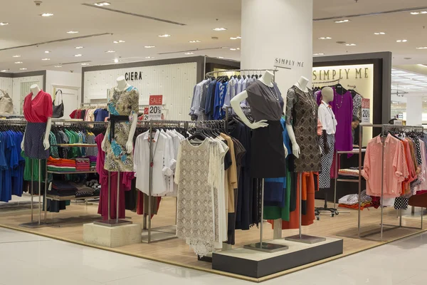 Secção de vestuário feminino no supermercado Siam Paragon. Bangkok, Tailândia — Fotografia de Stock