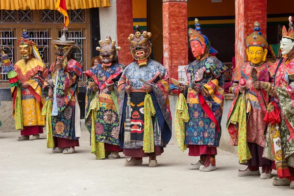 Tibetan lama dressed in mask dancing Tsam mystery dance on Buddhist festival at Hemis Gompa. Ladakh, North India — Stock Photo, Image