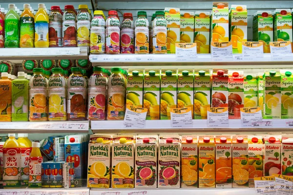Seleção de sucos de frutas em um supermercado Siam Paragon em Bangkok, Tailândia . — Fotografia de Stock