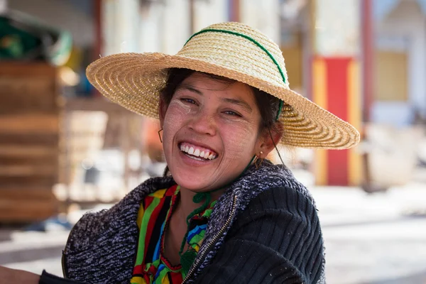 肖像画のローカル市場でビルマの女の子。インレー湖ミャンマー、ビルマ — ストック写真