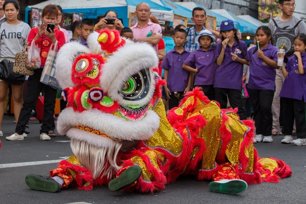 Dragon dance during the celebration Chinese New Year in Bangkok. Thailand — Stock Photo, Image