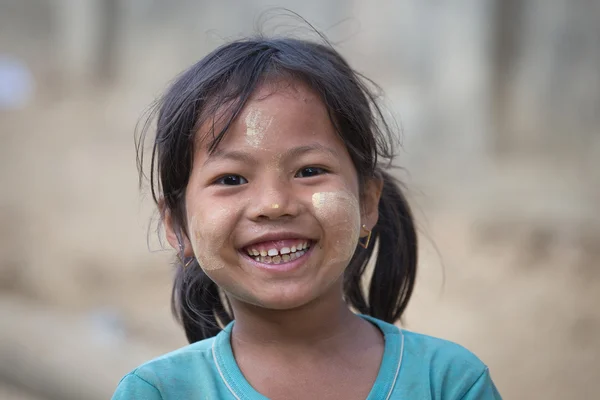 Portrait young girl with thanaka on her smile face. Mrauk U, Myanmar — Stock Photo, Image