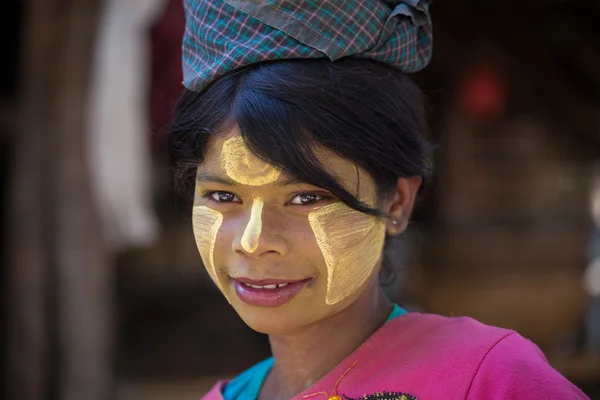 Portret młodej dziewczyny z thanaka na twarzy. Mrauk U, Myanmar — Zdjęcie stockowe