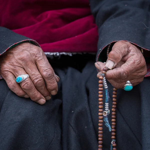 Παλιά θιβετιανής γυναίκας κρατώντας βουδιστική Ροδάριο, Ladakh, Ινδία. Χέρι και το ροδάριο — Φωτογραφία Αρχείου