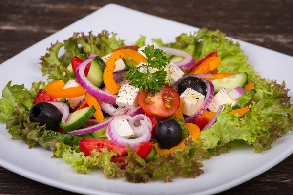 Frischer griechischer Gemüsesalat auf dem Tisch. — Stockfoto