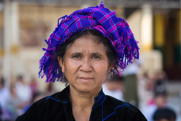 Portrét barmské ženy v národním kostýmu. Yangon, Myanmar — Stock fotografie