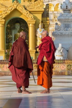 Birmanyalı keşişler Shwedagon Pagoda'yı ziyaret eder. Yangon, Myanmar, Burma
