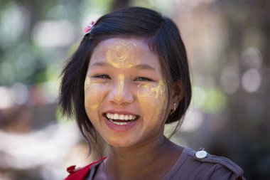 Portre thanaka yüzünde genç kızla. Mrauk U, Myanmar