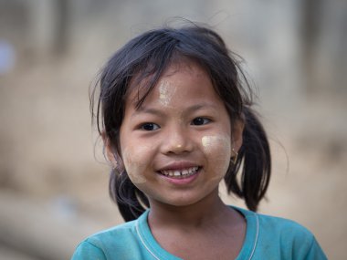 Onun gülümseme yüzünde thanaka ile Portre genç kız. Mrauk U, Myanmar