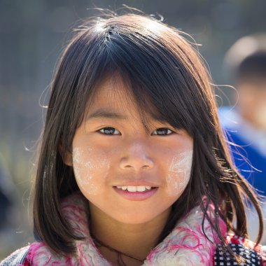 Portre thanaka gülümseme yüzünde genç kızla. Inle Gölü, Myanmar
