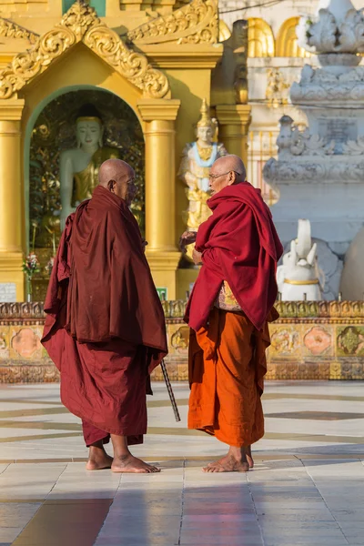 Barmští mniši navštěvují Šwedagon Pagoda. Yangon, Myanmar, Barma — Stock fotografie