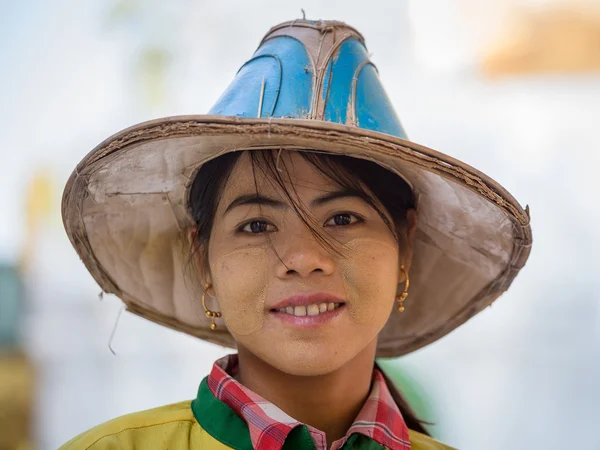 Portrétní barmské děvče navštíví Shwedagon Pagoda. Yangon, Myanmar, Barma — Stock fotografie