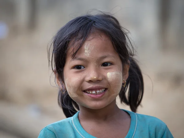 Retrato menina com thanaka em seu rosto sorriso. Mrauk U, Mianmar — Fotografia de Stock