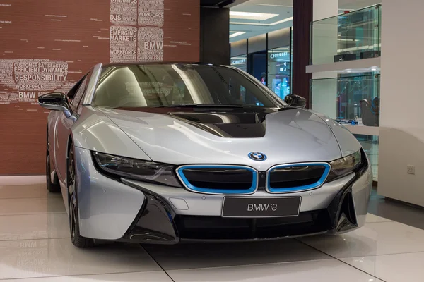 Samochód BMW i8 na wyświetlaczu w Siam Paragon Mall w Bangkoku. Tajlandia — Zdjęcie stockowe