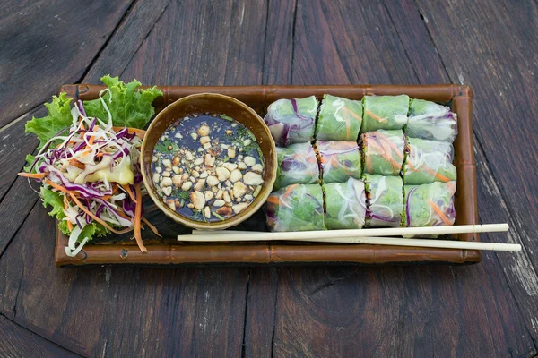 Frische Frühlingsrolle, vietnamesisches Essen. — Stockfoto