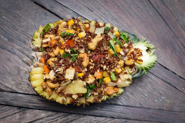 野菜とパイナップルの豆腐の調理された玄米 — ストック写真