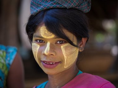 Portre thanaka yüzünde genç kızla. Mrauk U, Myanmar