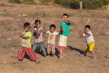 Birman çocuk Budist stupa oynuyorlar. Mrauk U, Myanmar