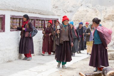 Mistik maskesi Lamayuru Gompa, Ladakh, Kuzey Hindistan, Yuru Kabgyat Budist festivalin zamanında Tsam gizem dans dans sırasında Tibet yaşlı kadınlar