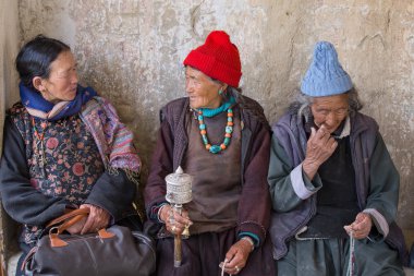 Mistik maskesi Lamayuru Gompa, Ladakh, Kuzey Hindistan, Yuru Kabgyat Budist festivalin zamanında Tsam gizem dans dans sırasında Tibet yaşlı kadınlar