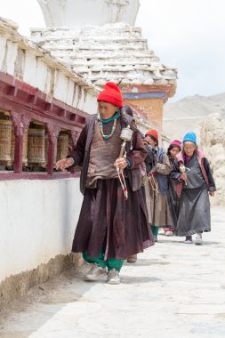 Mistik maskesi Lamayuru Gompa, Ladakh, Kuzey Hindistan, Yuru Kabgyat Budist festivalin zamanında Tsam gizem dans dans sırasında Tibet yaşlı kadınlar
