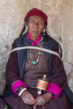 Mistik maskesi Lamayuru Gompa, Ladakh, Kuzey Hindistan, Yuru Kabgyat Budist festivalin zamanında Tsam gizem dans dans sırasında Tibet yaşlı kadınlar