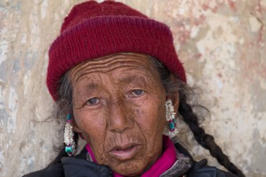 Mistik maskesi Lamayuru Gompa, Ladakh, Kuzey Hindistan, Yuru Kabgyat Budist festivalin zamanında Tsam gizem dans dans sırasında Tibet yaşlı kadınlar