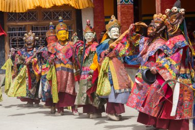 Tibet lama Hemis Gompa Budist festival Tsam gizem dans dans maske giymiş. Ladakh, Kuzey Hindistan