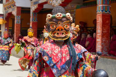 Tibet lama Hemis Gompa Budist festival Tsam gizem dans dans maske giymiş. Ladakh, Kuzey Hindistan