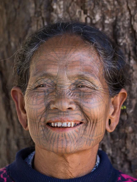 Portret stam getatoeëerd kin vrouw. Mrauk U, Myanmar — Stockfoto