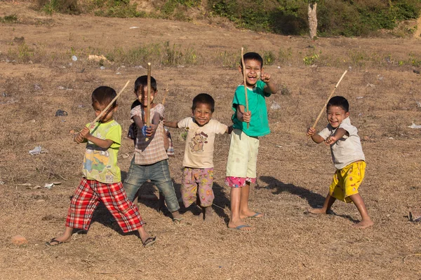 Birmański dzieci bawią się w pobliżu buddyjska stupa. Mrauk U, Myanmar — Zdjęcie stockowe