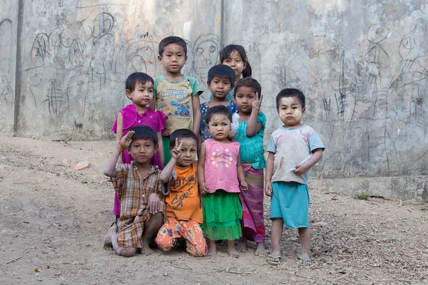 缅甸的孩子们玩的佛教佛塔附近。缅甸的 Mrauk U — 图库照片